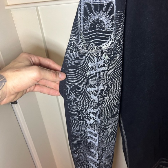 Vintage Guess Japanese metallic waves single-stitch shirt - Picture 3 of 9